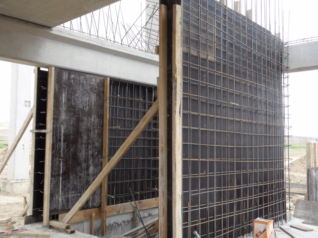 Egemak Fabrikası: Betonarme perde için kalıp ve donatı çalışmaları