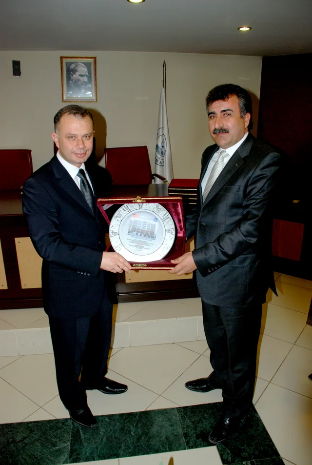 Erkonsan kurucusu Hüseyin Erken ve dönemin Kazan Belediye Başkanı Lokman Ertürk, 17 Mart 2009 ödül takdiminde