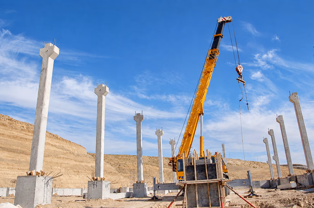Özkök Gıda Üretim Tesisi: Prefabrik betonarme kolonların vinçle montajı