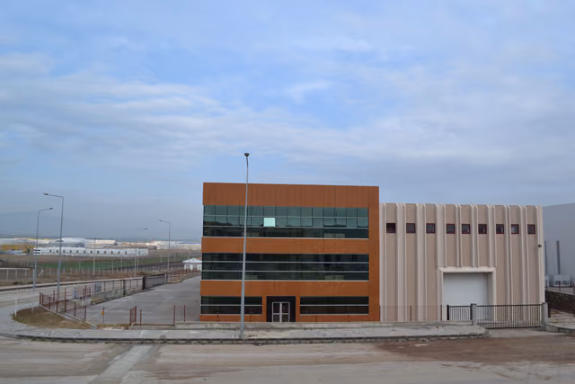 Pamet: Fabrika ve idari binanın ön cephesi