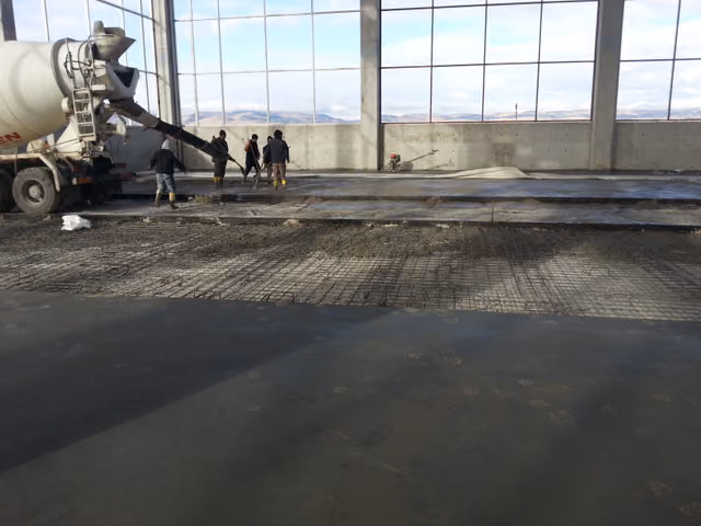 UF-OR Metal: Fabrika içi zemin betonu uygulaması