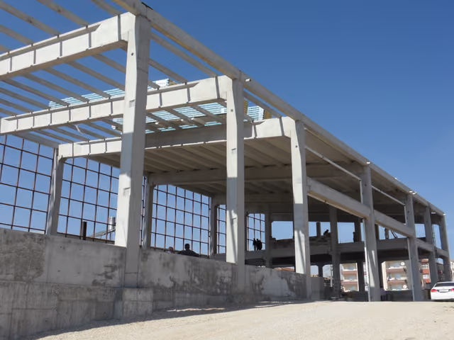 Yaşar Ticaret: Prefabrik betonarme taşıyıcı sistemin yapım aşaması